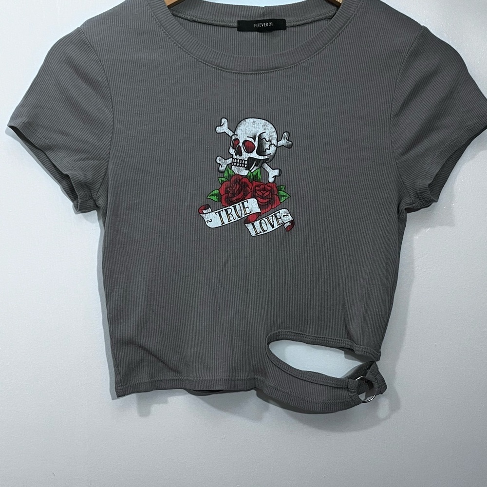 Forever 21 Gray Ribbed Short Sleeve Tee with Skull & Rose Graphic
